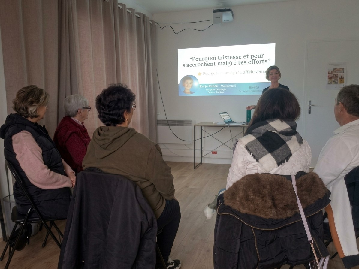 Katja Rehse anime une formation devant un groupe de personnes