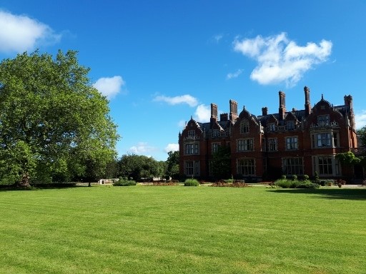 Das Arthur Findlay College in England mit seinem Park in der Sonne